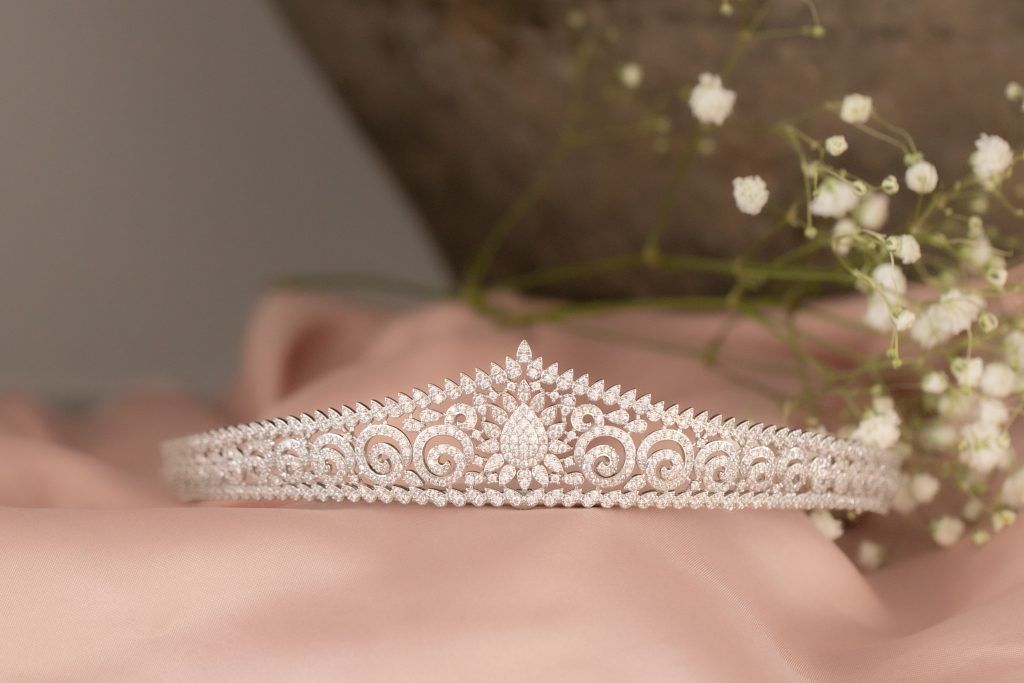 Accesorios para Novias de Invierno: Elegancia y Brillo para un Día Inolvidable #MusadeMiel #tocado #novias #madrid