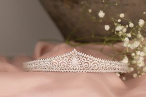 Accesorios para Novias de Invierno: Elegancia y Brillo para un Día Inolvidable #MusadeMiel #tocado #novias #madrid